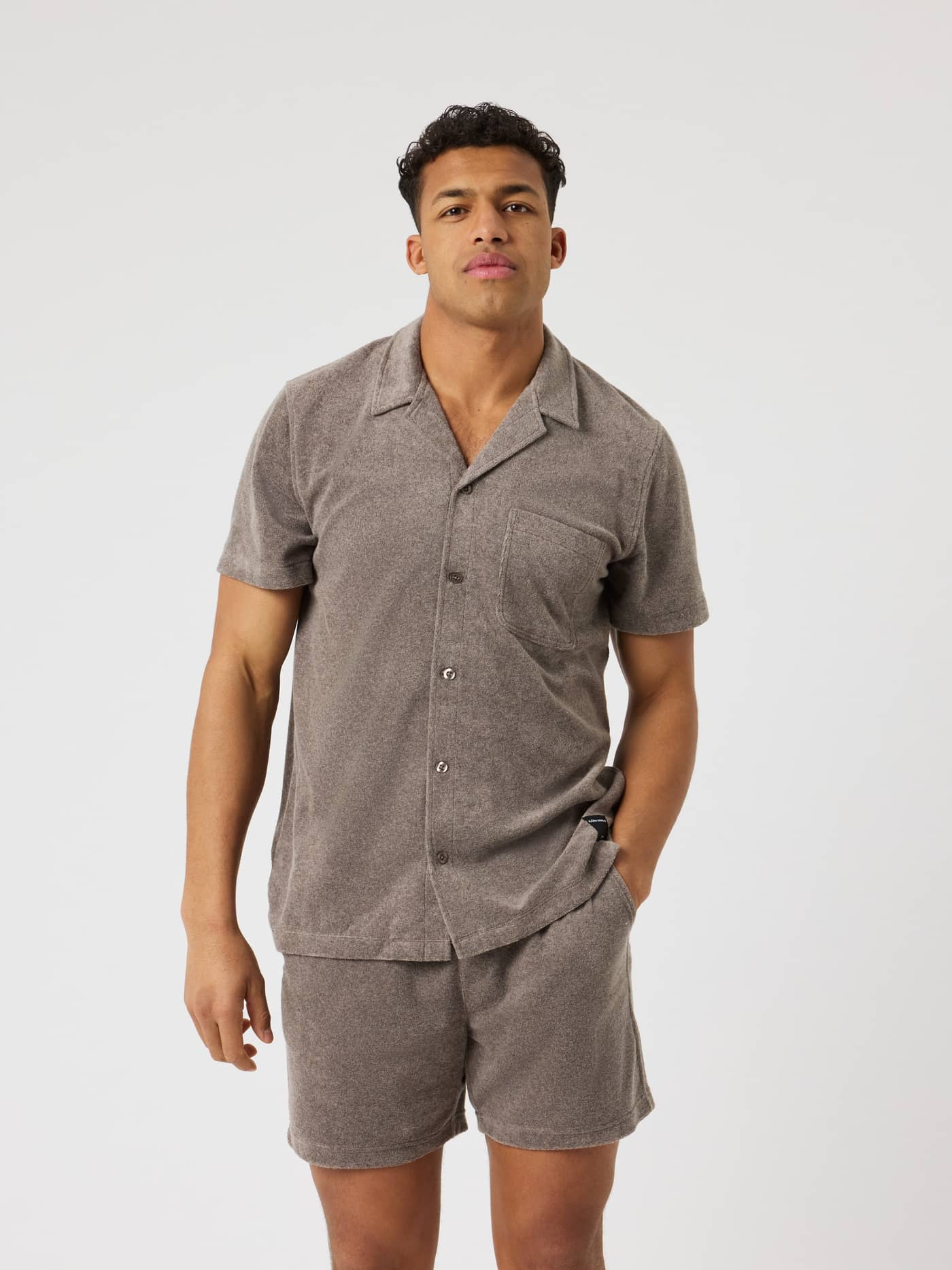 Borg Toweling Pool Shirt i Taupe Melange (Beige) set forfra i blødt frottéstof med en stilfuld regular fit-pasform. - Image 3