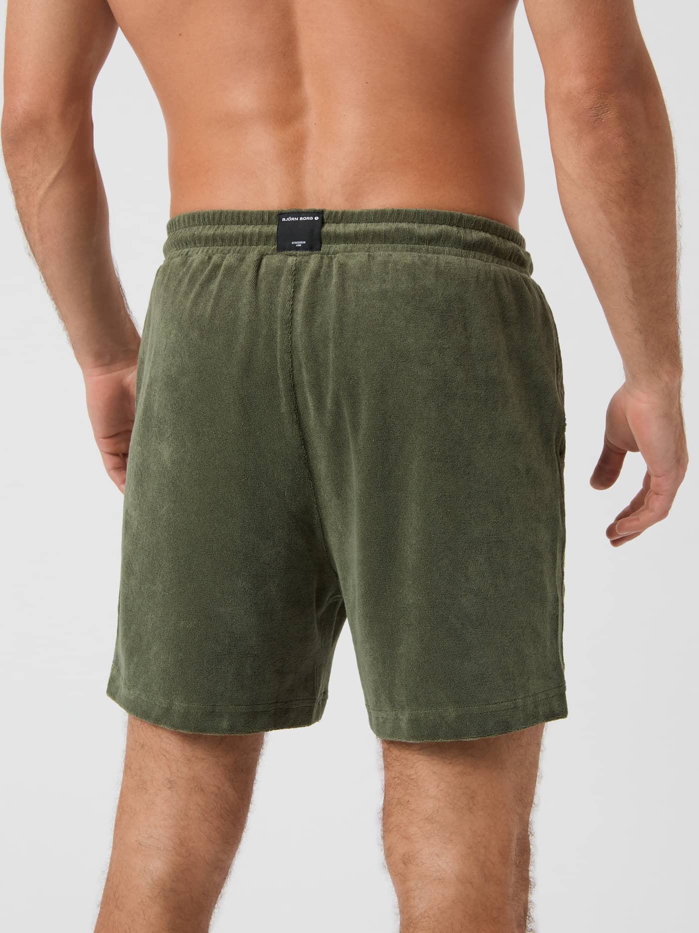 Borg Toweling Pool Shorts i Beetle (Grønn) sett bakfra, i mykt frottéstoff med svart logo og funksjonell passform. - Image 3