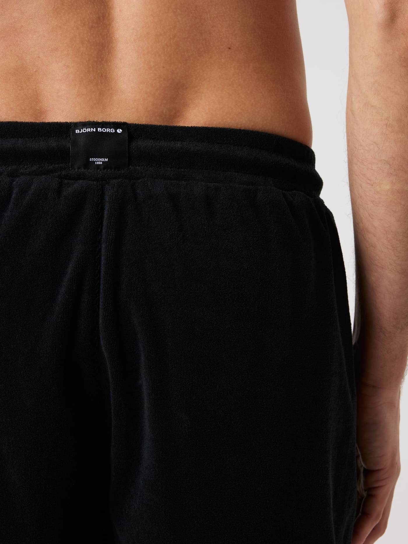 Borg Toweling Pool Shorts i Black Beauty (Sort) set bagfra med et hvidt logo på linningen i blødt frotté. - Image 4