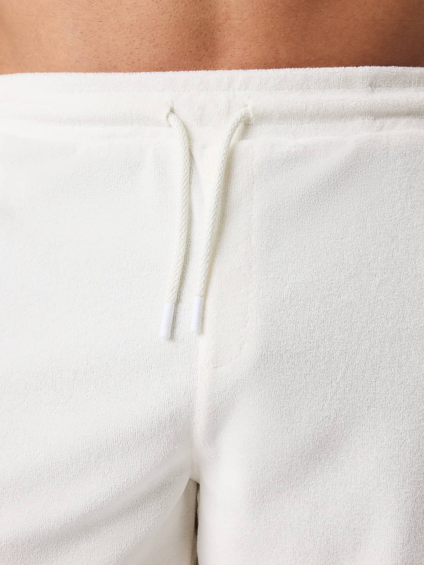 Primer plano de los Borg Toweling Pool Shorts en Tofu (Blanco) con tejido de rizo suave y cordón para un ajuste cómodo. - Image 4