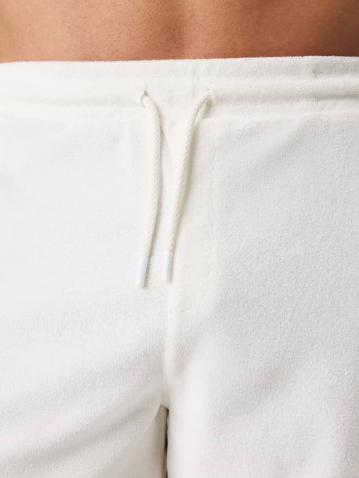 Borg Toweling Pool Shorts in Tofu (Wit) van zachte badstof met een trekkoord, getoond in een detailopname. - Image 4