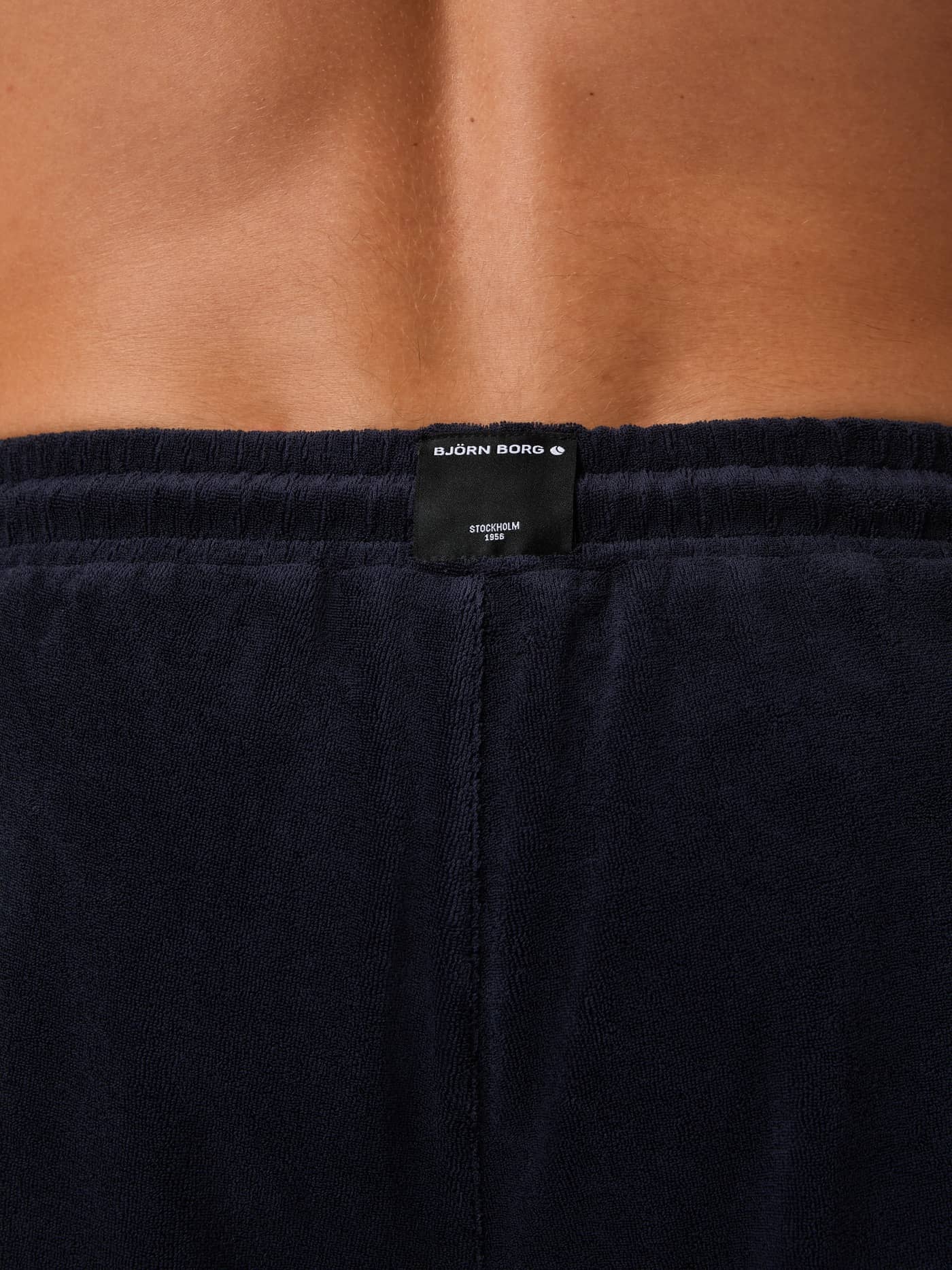 Borg Toweling Pool Shorts i Night Sky (Blå) set bagfra i blødt frottéstof med et sort logomærke. - Image 3