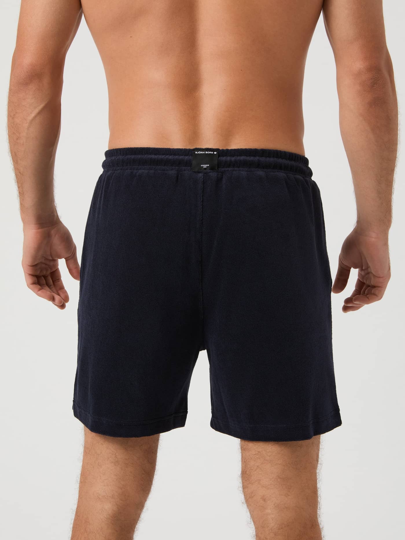 Borg Toweling Pool Shorts i Night Sky (Marineblå) set bagfra i blødt håndklædestof til stil og funktion. - Image 2