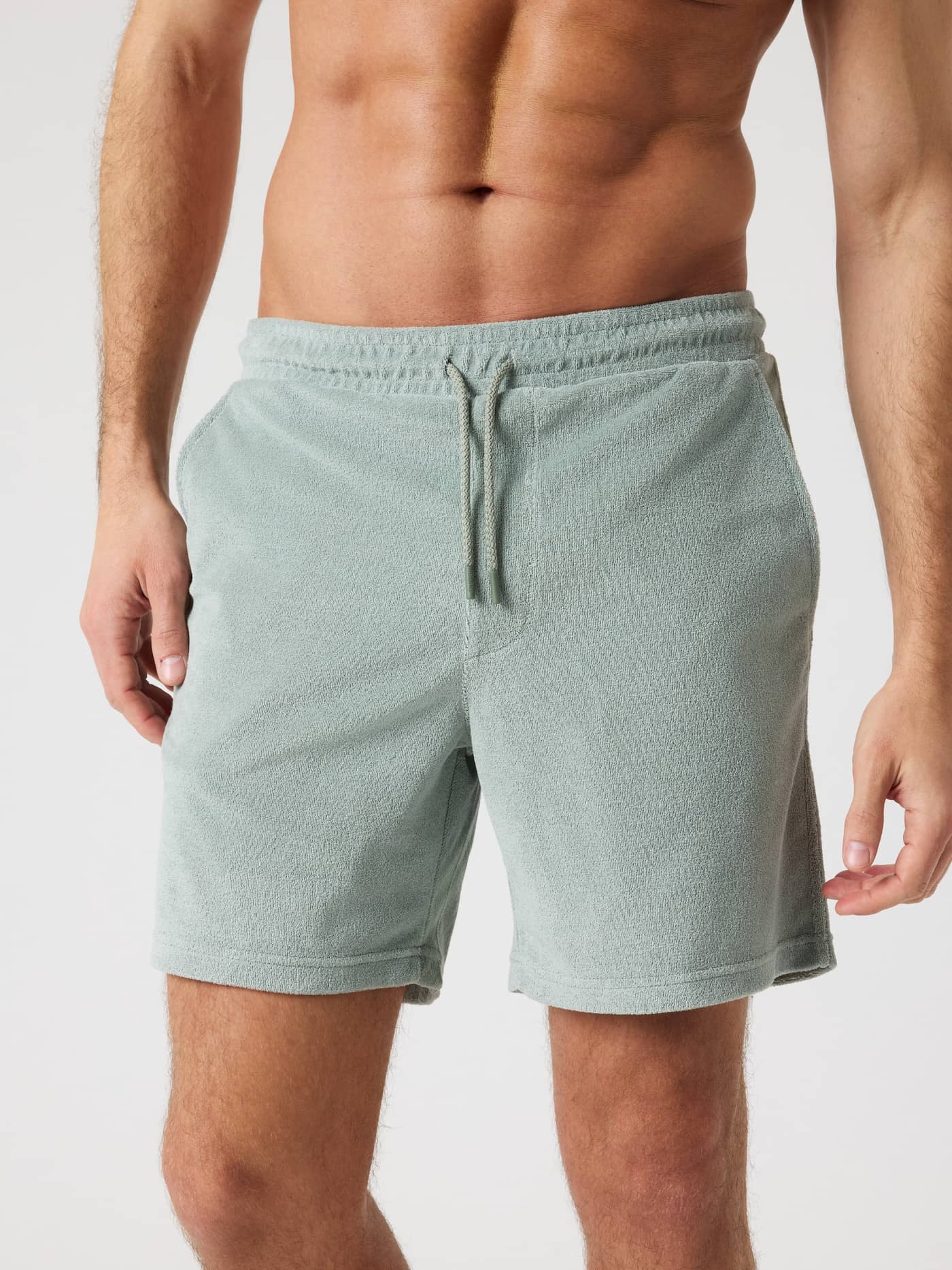 Borg Toweling Pool Shorts i Slate Gray (Grøn) set forfra i blødt frottéstof med regular fit og sidelommer. - Image 1
