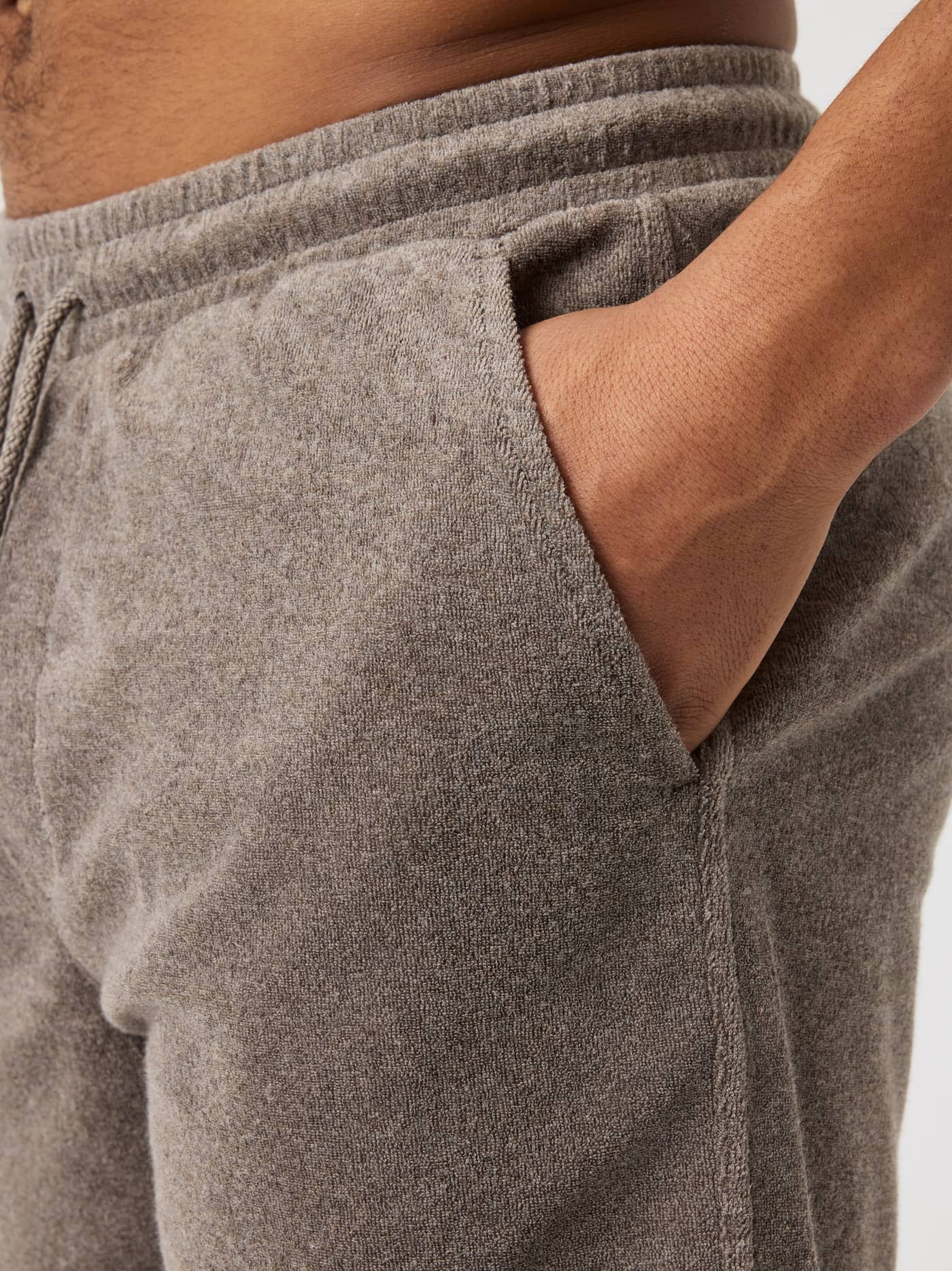 Close-up van de Borg Toweling Pool Shorts in Taupe Melange (Beige) van zachte badstof met een functionele zijzak. - Image 4