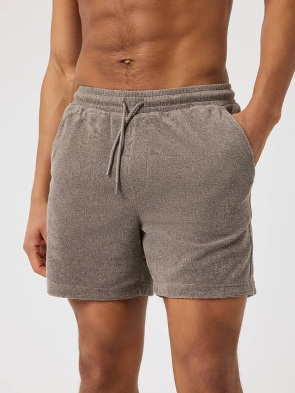 Borg Toweling Pool Shorts i Taupe Melange (Beige) för herrar sedda framifrån i mjukt frottématerial.