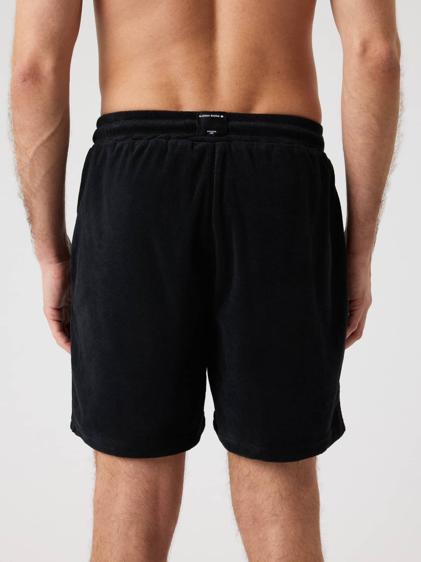 Borg Toweling Pool Shorts i Black Beauty (Sort) set bagfra i blødt frottéstof med et sort logo. - Image 3