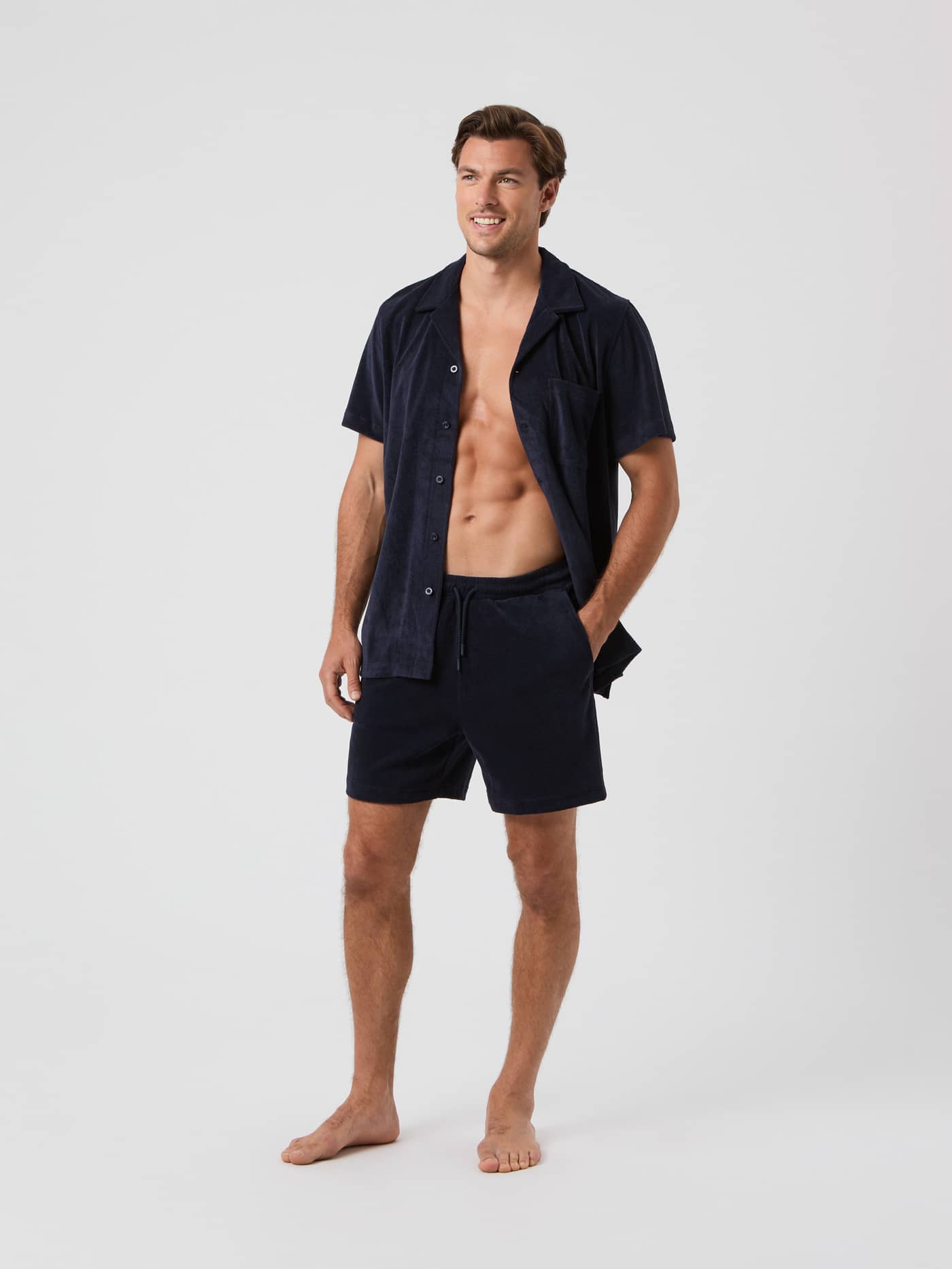 Borg Toweling Pool Shorts i Night Sky (Blå) set forfra på en mand i blødt frotté med en matchende skjorte. - Image 4