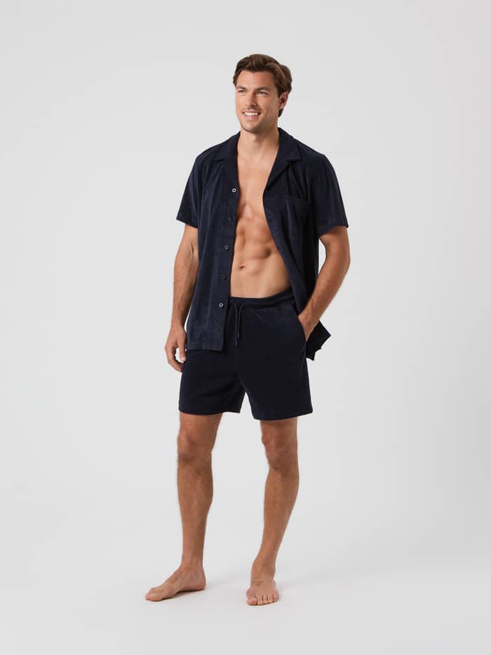 Man in de Björn Borg Toweling Pool Shorts in Night Sky (Marineblauw) van badstof met bijpassend shirt in vooraanzicht. - Image 4