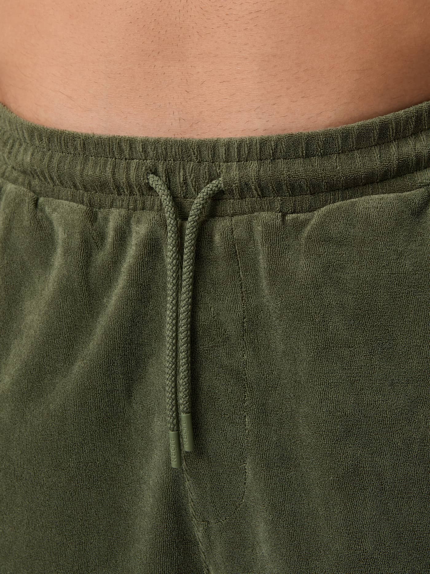 Borg Toweling Pool Shorts i Beetle (Grønn) med funksjonell trekksnor og frottéstoff i bomullsblanding, nærbilde. - Image 4