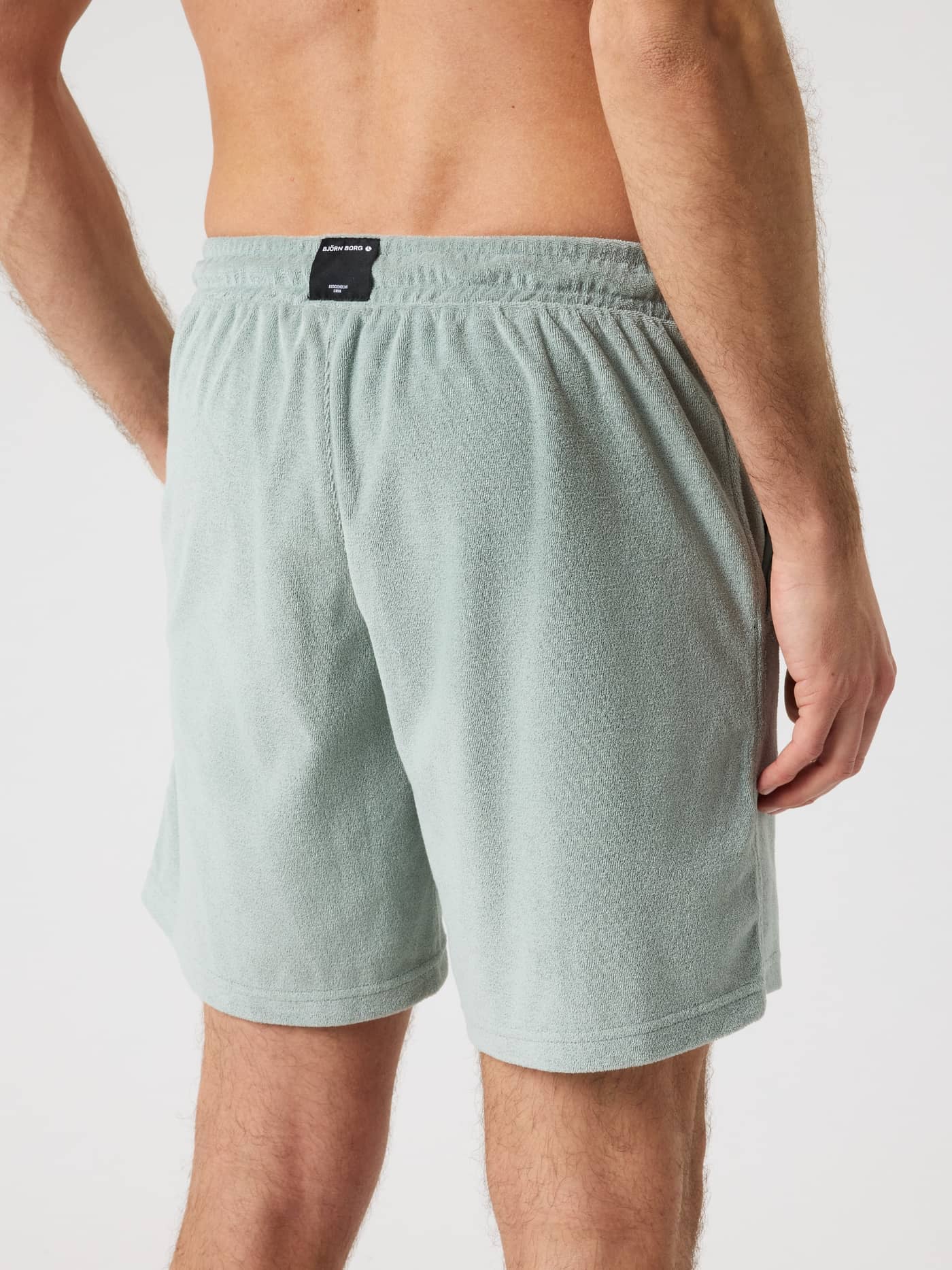 Achteraanzicht van de Borg Toweling Pool Shorts in Slate Gray (Groen) van zachte badstof voor heren met zwart logolabel. - Image 2