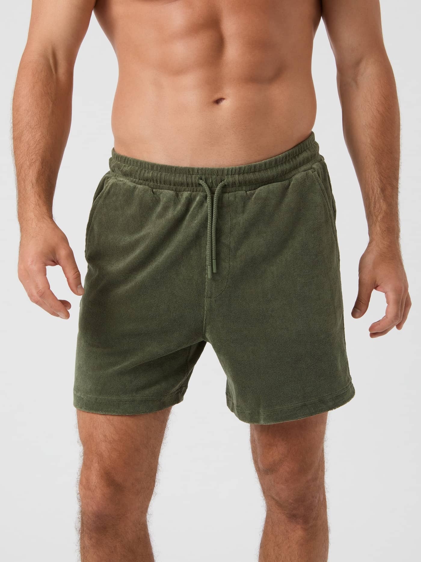 Borg Toweling Pool Shorts i Beetle (Grønn) sett forfra, stilfulle poolshorts i mykt frottéstoff for menn. - Image 2
