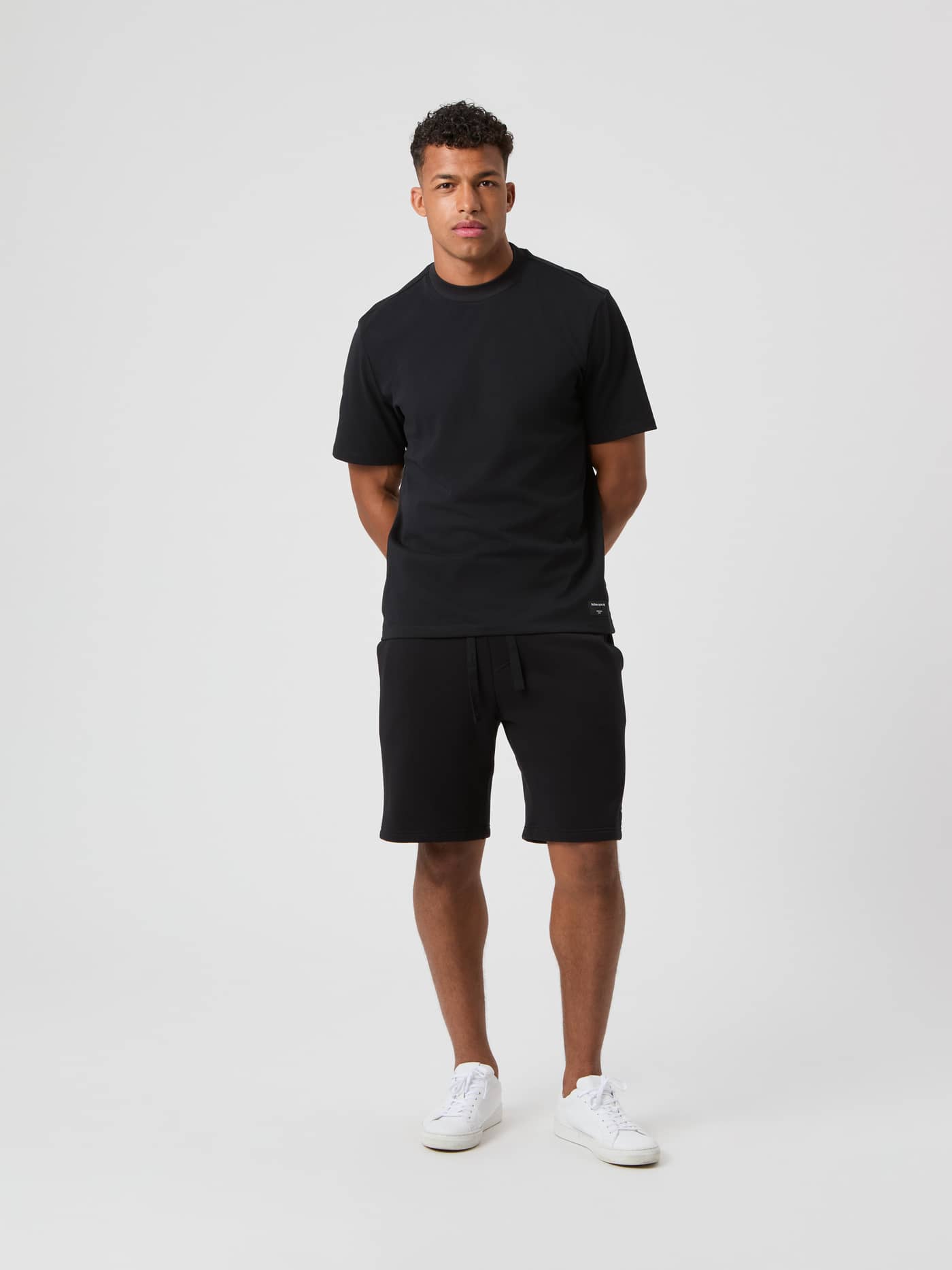 Ganzkörper-Vorderansicht eines Mannes im oversized Centre High Neck T-Shirt in Black Beauty (Schwarz) aus 100 % Baumwolle. - Image 4