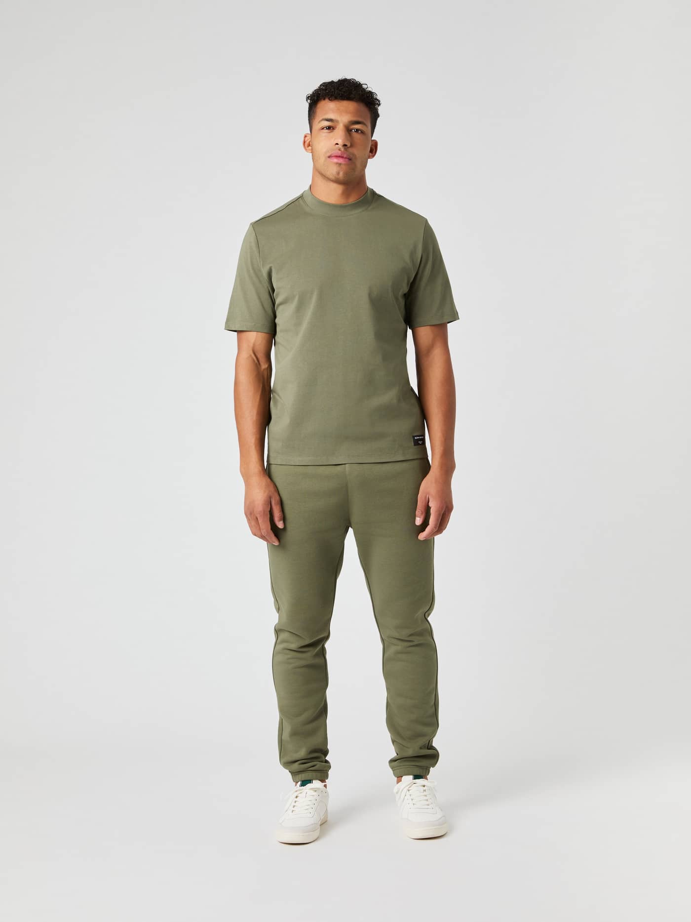 Centre High Neck T-Shirt i Dusty Olive (Grøn) set forfra i 100 % bomuld med en stilfuld og funktionel pasform. - Image 1