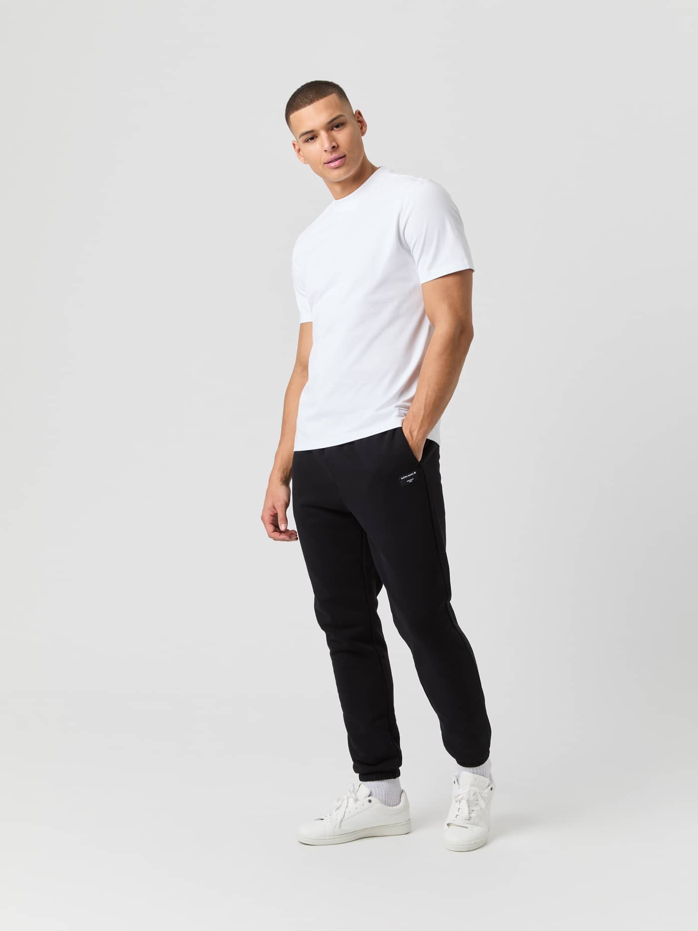 Ganzkörperansicht eines Mannes im oversized Centre High Neck T-Shirt in Brilliant White (Weiß) aus 100 % Baumwolle. - Image 3
