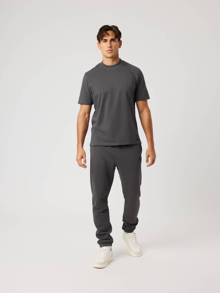 Centre High Neck T-Shirt in Asphalt (Grijs), katoenen oversized heren-T-shirt met zwart logolabel in vooraanzicht. - Image 3