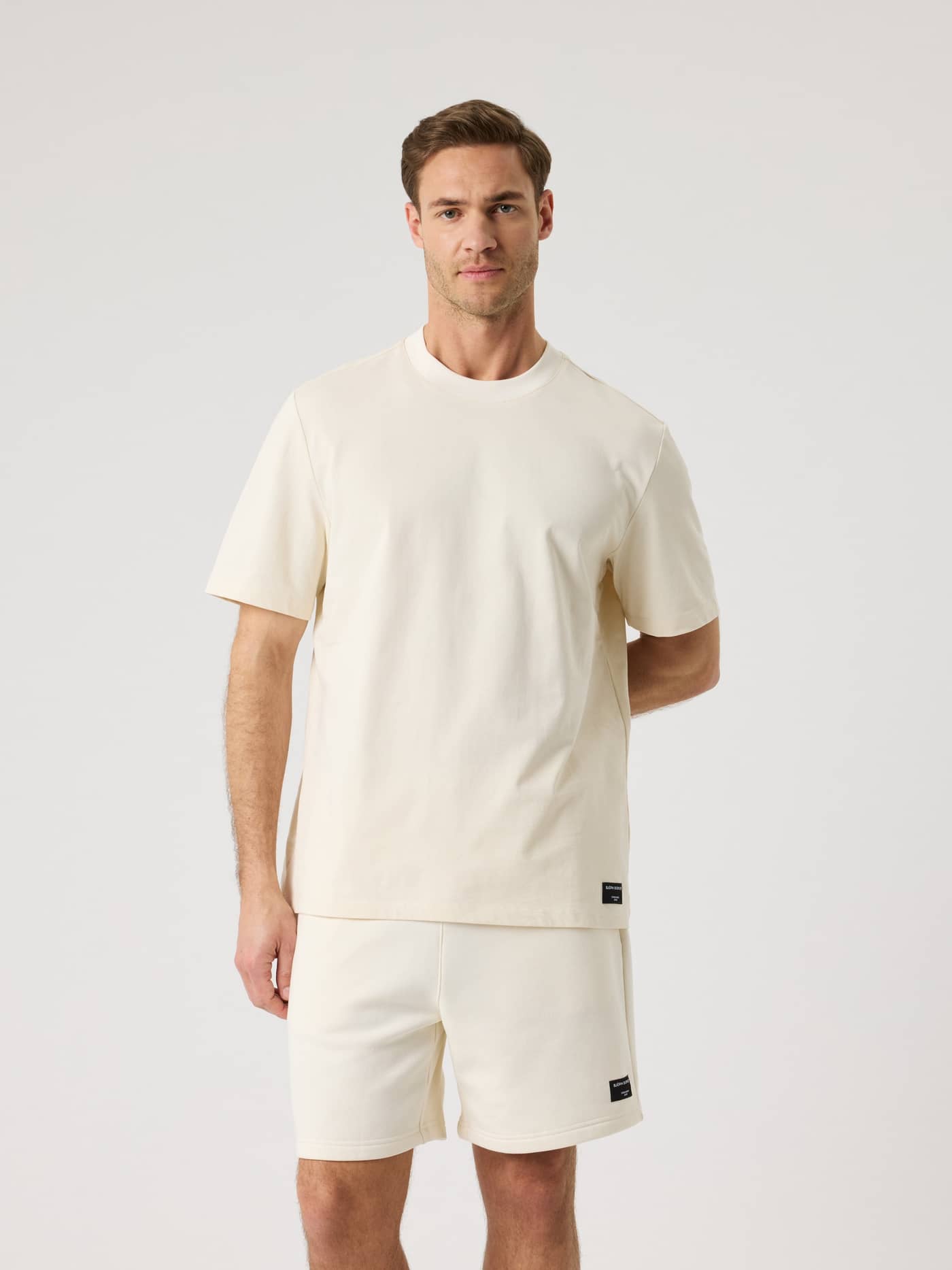 Centre High Neck T-Shirt i Tofu (Hvid) set forfra i bomuld med en oversized pasform til en afslappet stil. - Image 1
