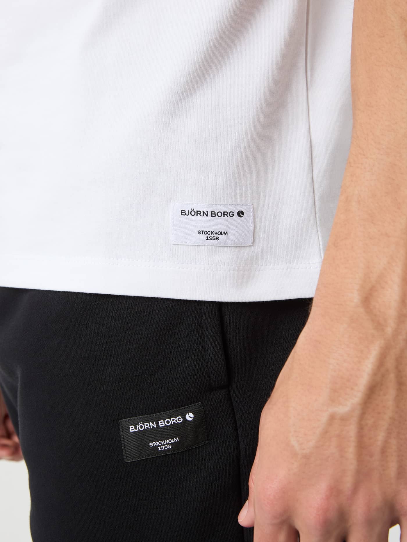 Nahaufnahme des Centre High Neck T-Shirt aus 100 % Baumwolle in Brilliant White (Weiß) mit weißem Logo-Label. - Image 5