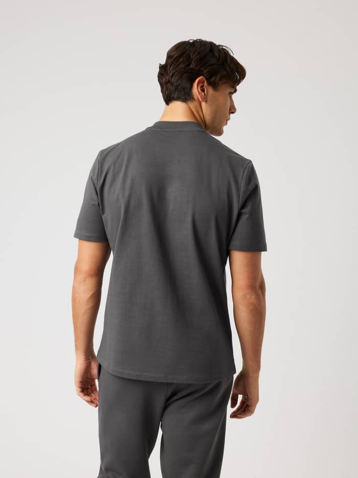 Achteraanzicht van het Björn Borg Centre High Neck T-Shirt in Asphalt (Grijs) met een moderne, oversized pasvorm. - Image 2