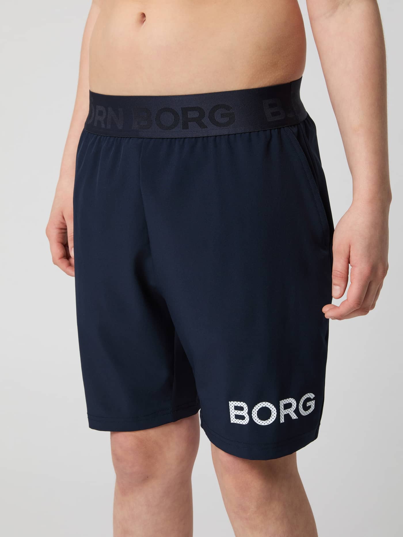 Borg Shorts til kids i Night sky (Marineblå) sett forfra med hvit logo og merket linning til trening. - Image 2
