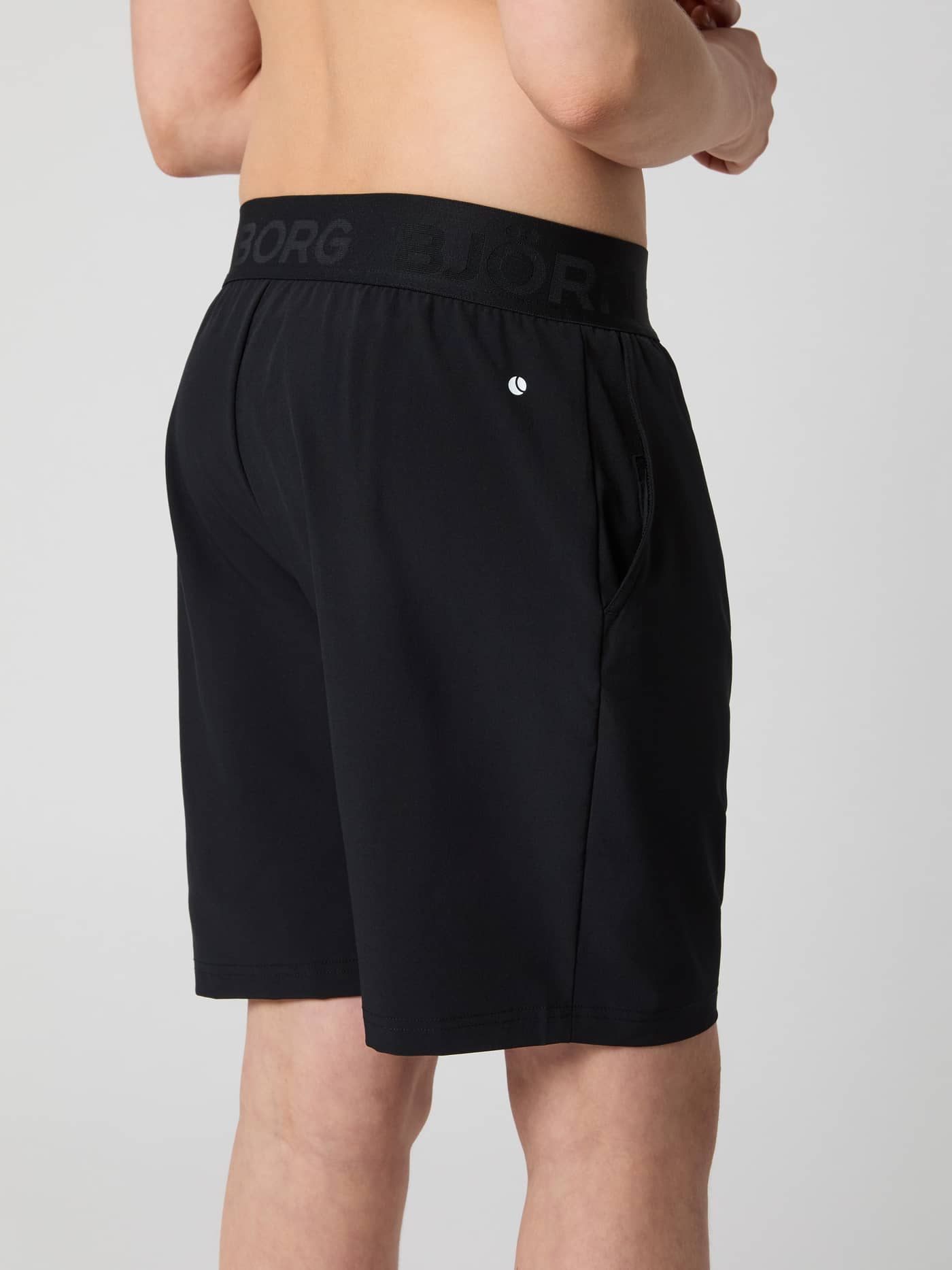 Närbild bakifrån på Borg Shorts för barn i Black Beauty (Svart) för träning med en vit logotyp. - Image 3