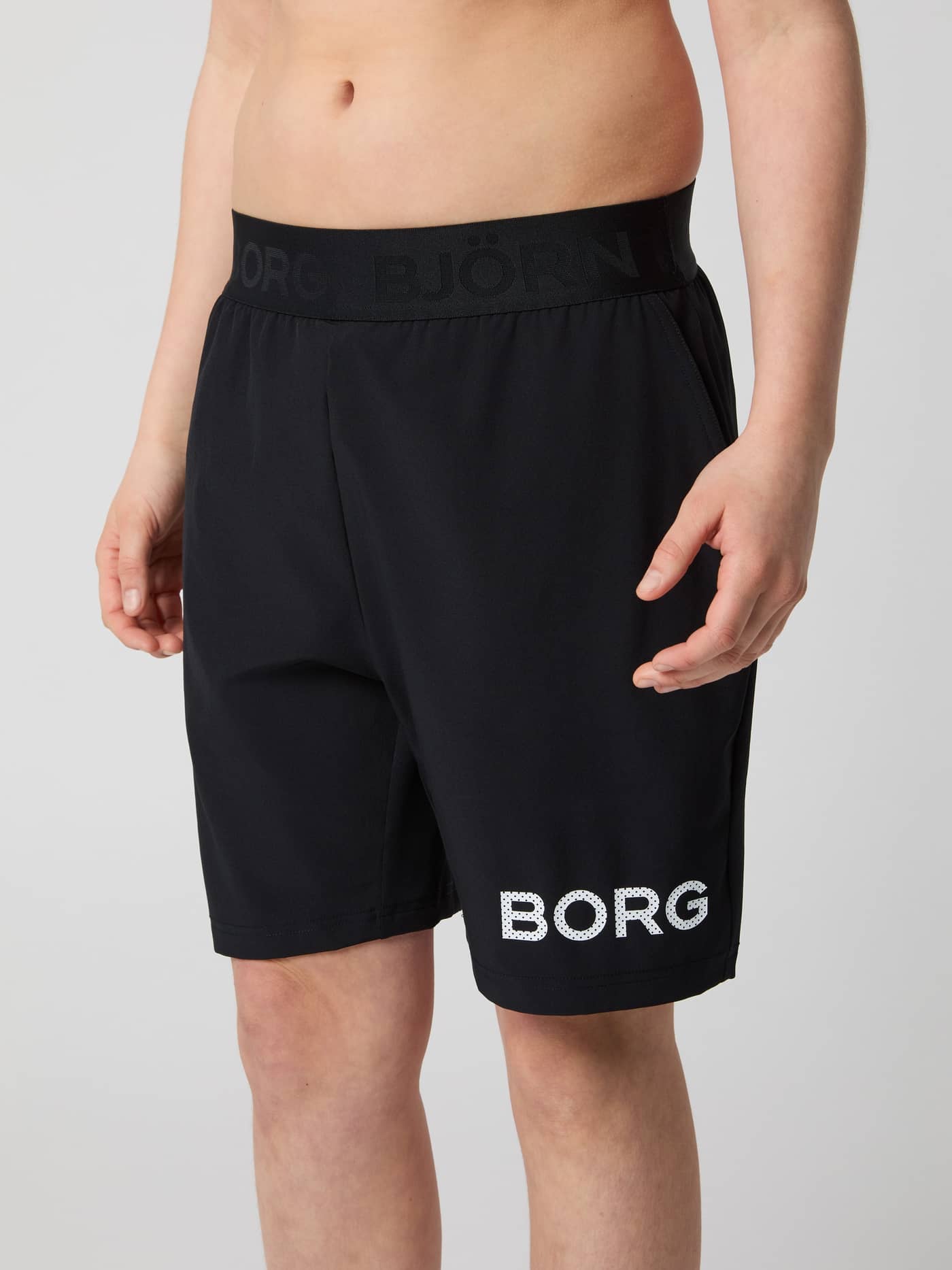 Borg Shorts för barn i Black Beauty (Svart) för träning med stor vit logotyp och märkesresår framifrån. - Image 2
