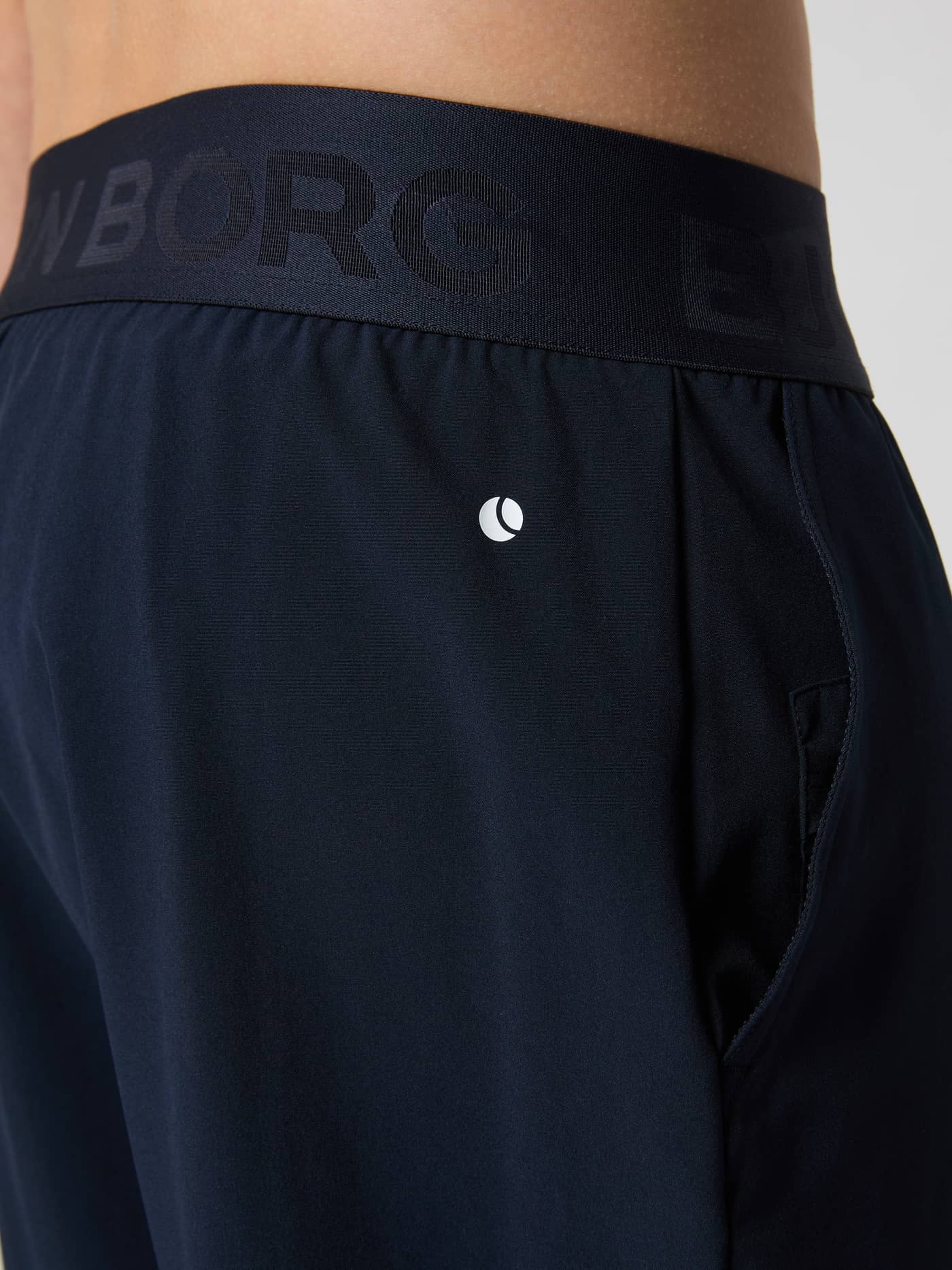 Nærbilde av Borg Shorts til kids i Night sky (Marineblå) med merket elastisk linning og hvit logo til trening. - Image 4