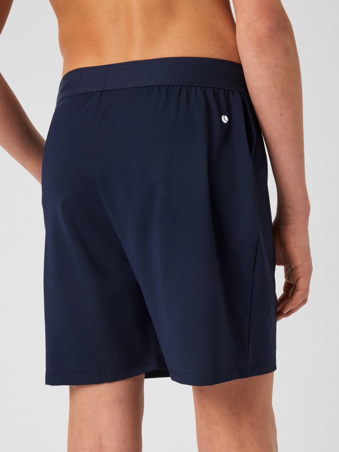 Borg Soft Shorts til børn i Night Sky (Marineblå) set bagfra med et hvidt logo til træning. - Image 3