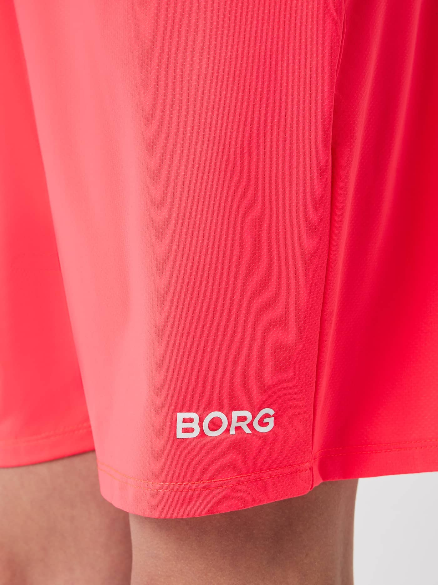 Gros plan sur le logo BORG blanc du Borg Soft Shorts en Diva Pink (Rose) pour enfants, idéal pour l'entraînement. - Image 4