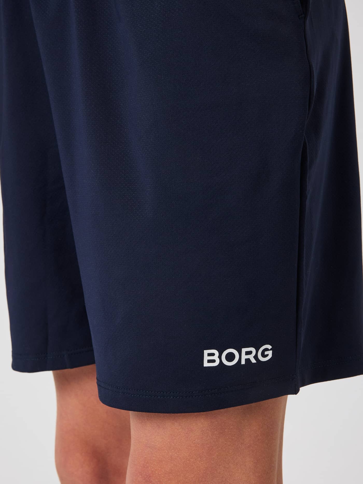 Borg Soft Shorts til børn i Night sky (Marineblå) set i nærbillede med et hvidt logo til træning. - Image 4