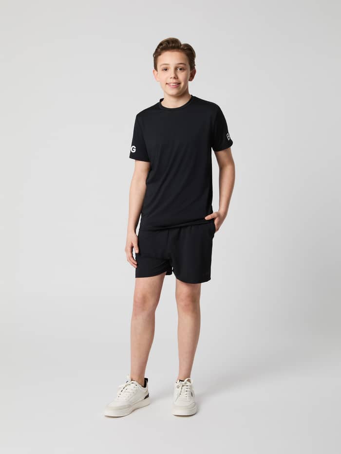 Borg Soft Shorts i Black Beauty (Svart) på ett barn i helfigur framifrån för stil och träning.