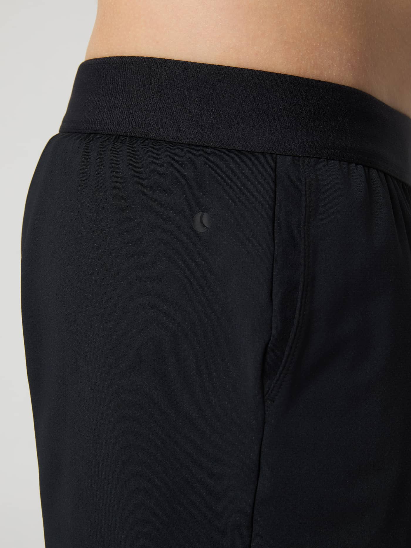 Seitenansicht der Borg Soft Shorts für Kinder in Black Beauty (Schwarz) mit Seitentasche und schwarzem Trainingslogo. - Image 4
