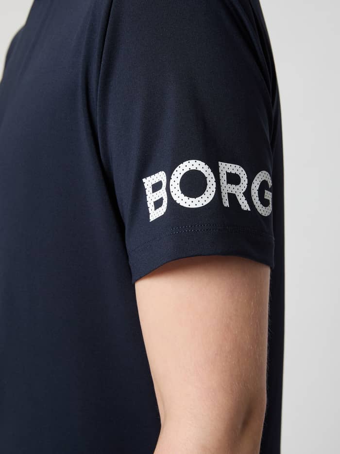 Nahaufnahme des Borg T-Shirt für Kinder in Night sky (Marineblau) zum Training mit weißem, perforiertem Logo. - Image 5