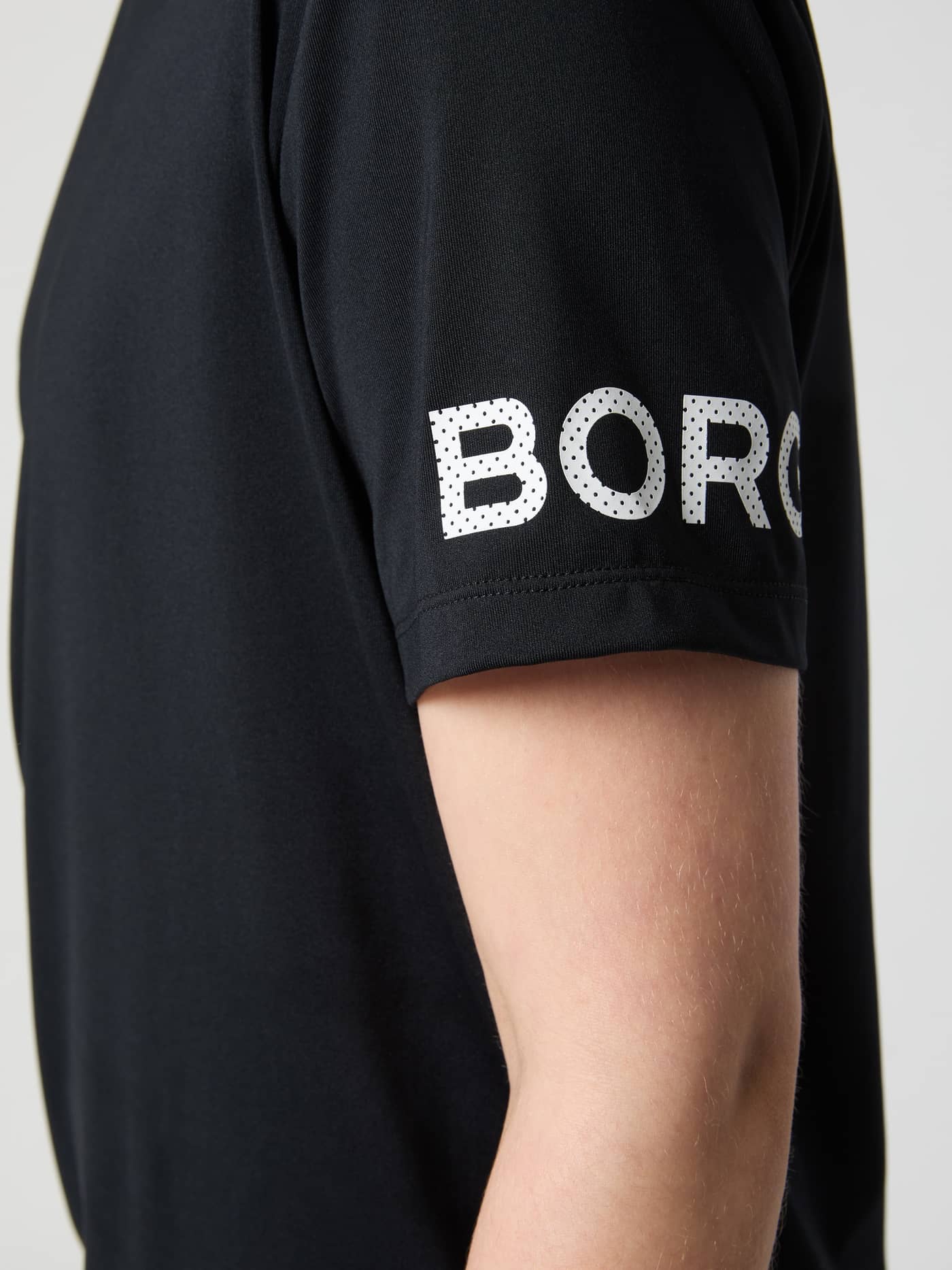 Borg T-Shirt til børn i Black Beauty (Sort) set i nærbillede med hvidt prikket logo på ærmet til træning. - Image 4