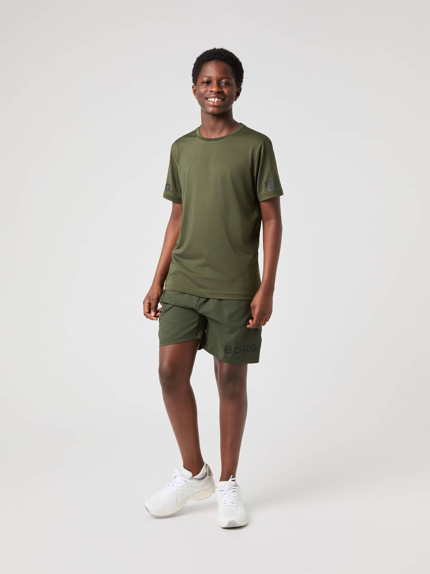 Borg T-Shirt i Forest Night (Grøn) set forfra i fuld figur med ærmelogoer til kids' træning. - Image 3
