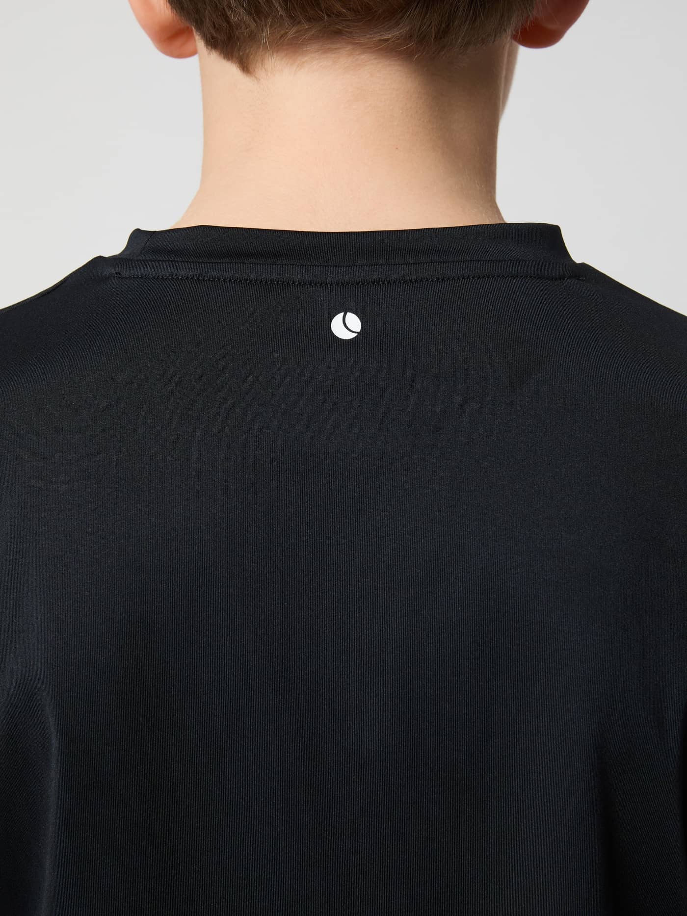 Borg T-Shirt til børn i Black Beauty (Sort) set bagfra i nærbillede med et hvidt tennislogo til træning. - Image 5