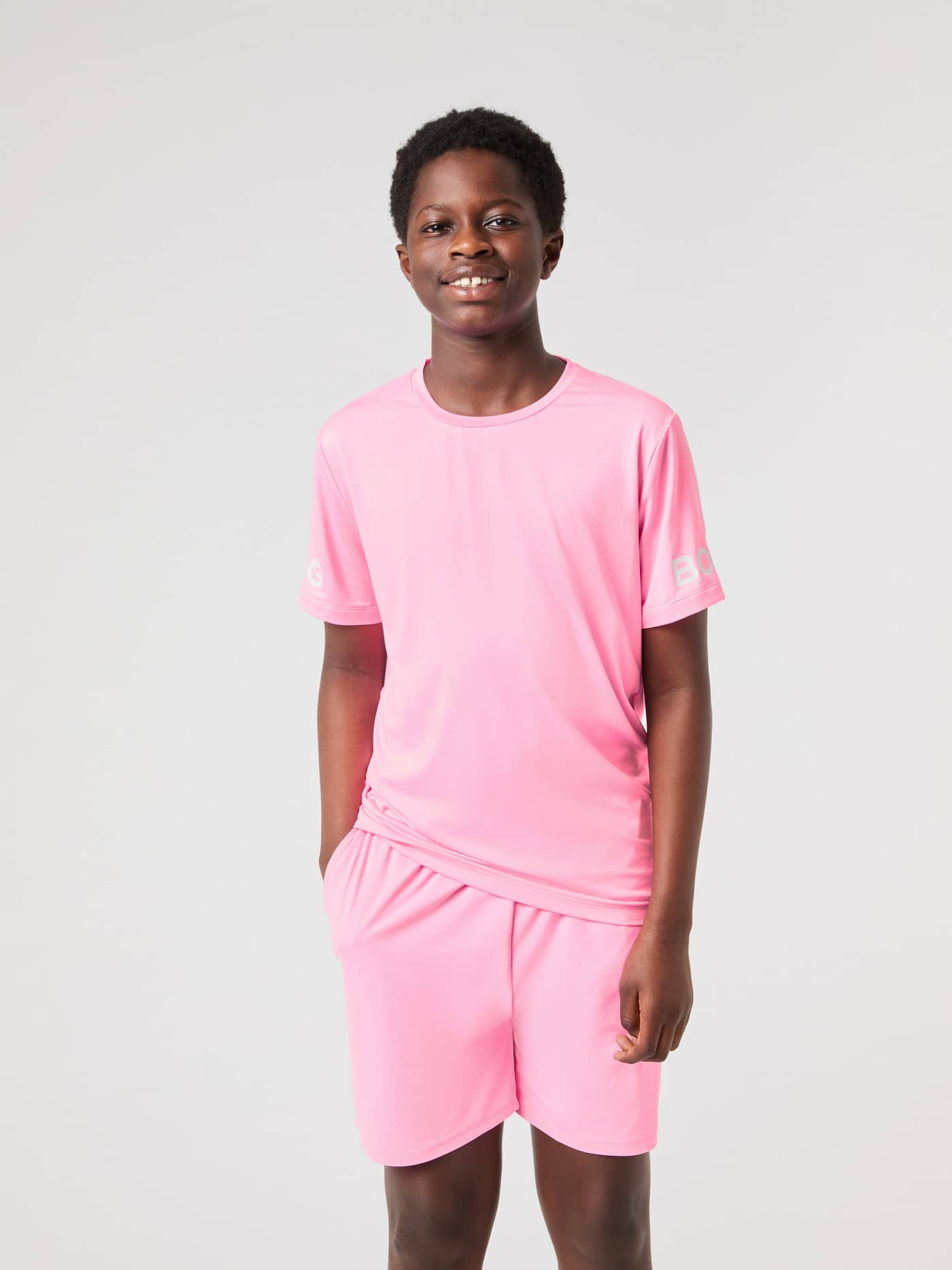 Borg T-Shirt i Cotton Candy (Lyserød) til børn set forfra sammen med matchende træningsshorts til træning. - Image 1