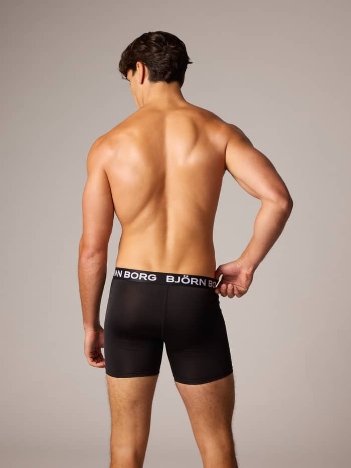 Sports Microfiber Boxers 5-pack i Sort set bagfra på en mand med et hvidt logo til træning. - Image 3