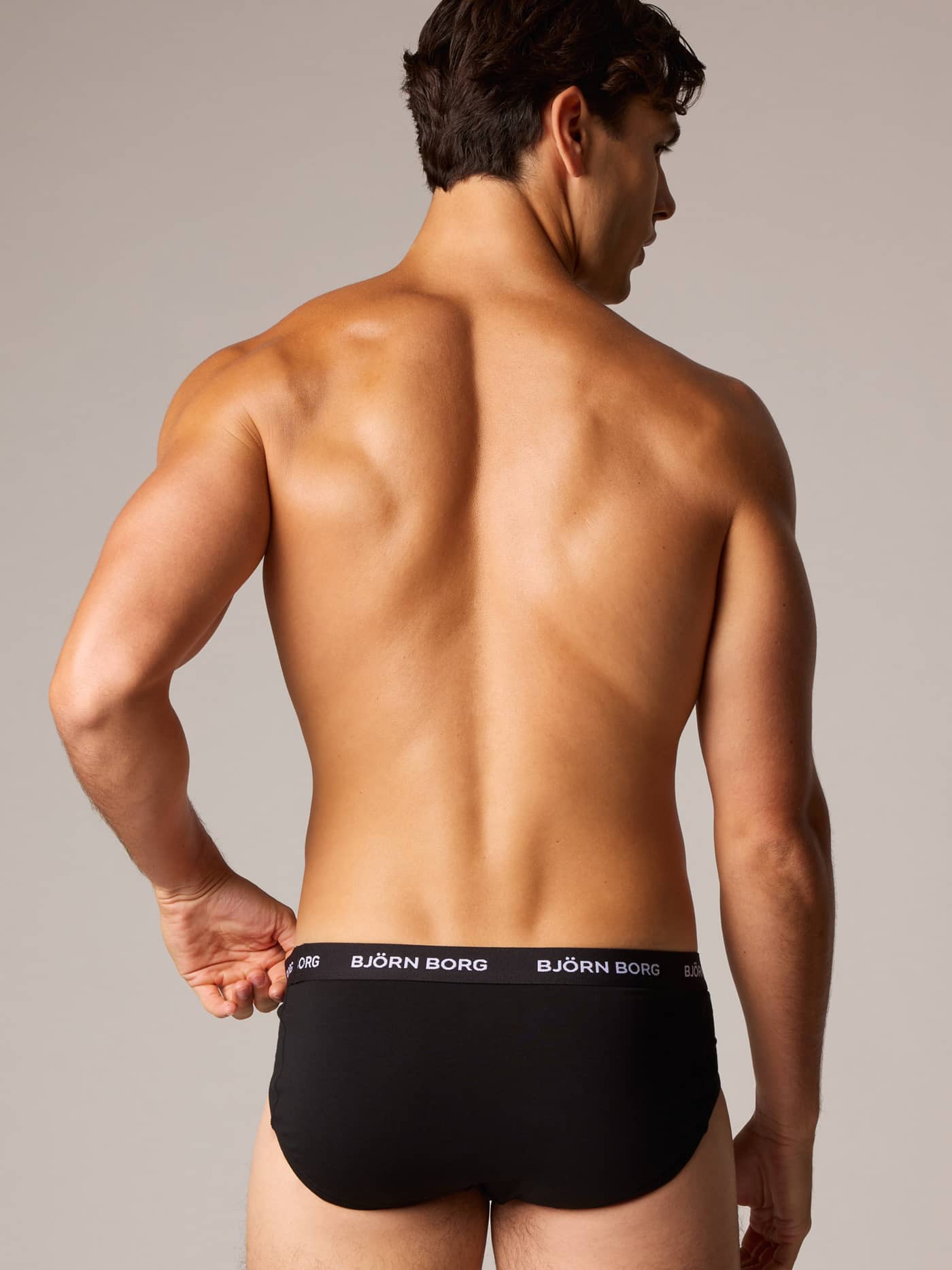 Cotton Stretch Briefs 3-pack i Black (Sort) set bagfra på en mand med blød logo-elastiklinning i mikrofiber. - Image 2