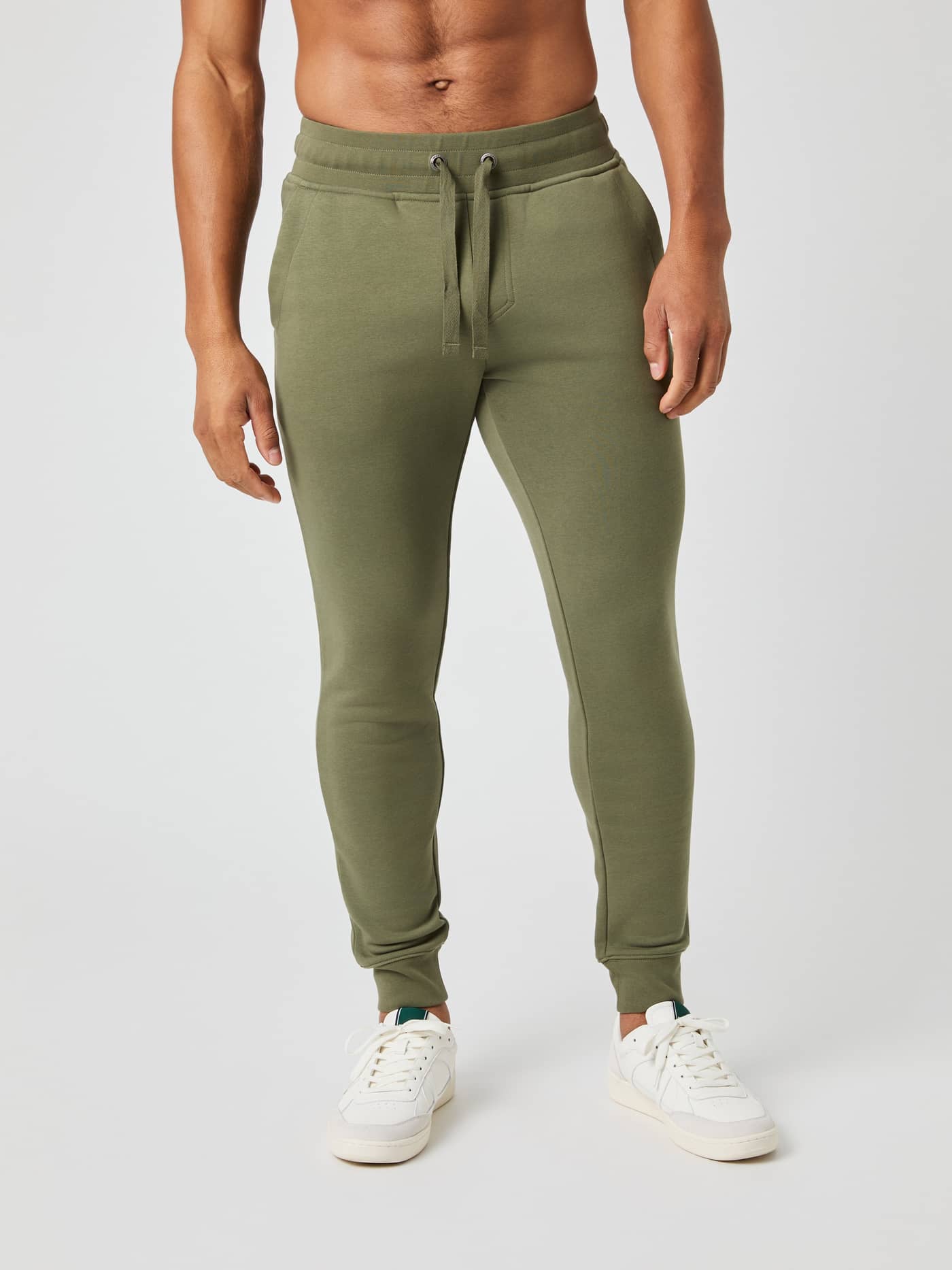 Vista frontal de hombre con Centre Tapered Sweatpants en Dusty Olive (Verde) de algodón con ajuste entallado y funcional. - Image 1