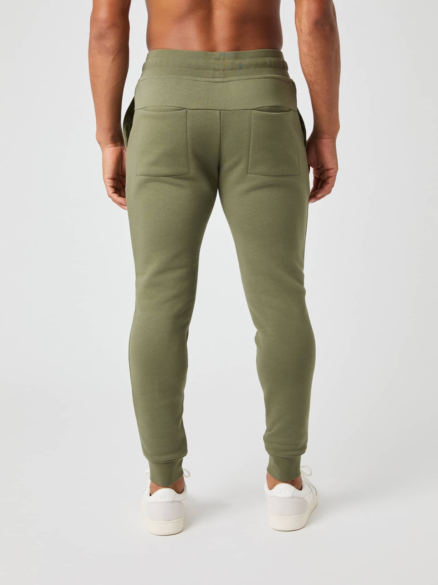 Björn Borg Centre Tapered Sweatpants i Dusty Olive (Grøn) set bagfra med en stilfuld og tilspidset pasform. - Image 2