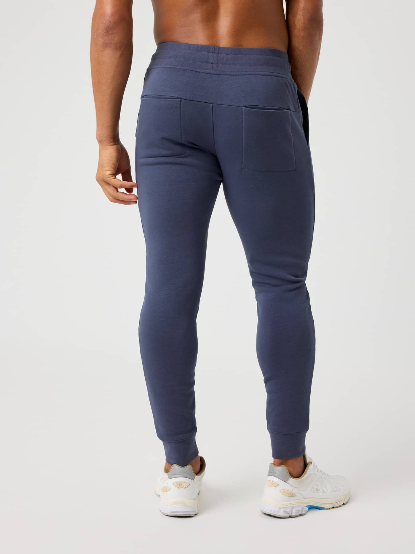 Bakifrån på en man i Centre Tapered Sweatpants i Odyssey Gray (Blå) med en stilren slim fit. - Image 2
