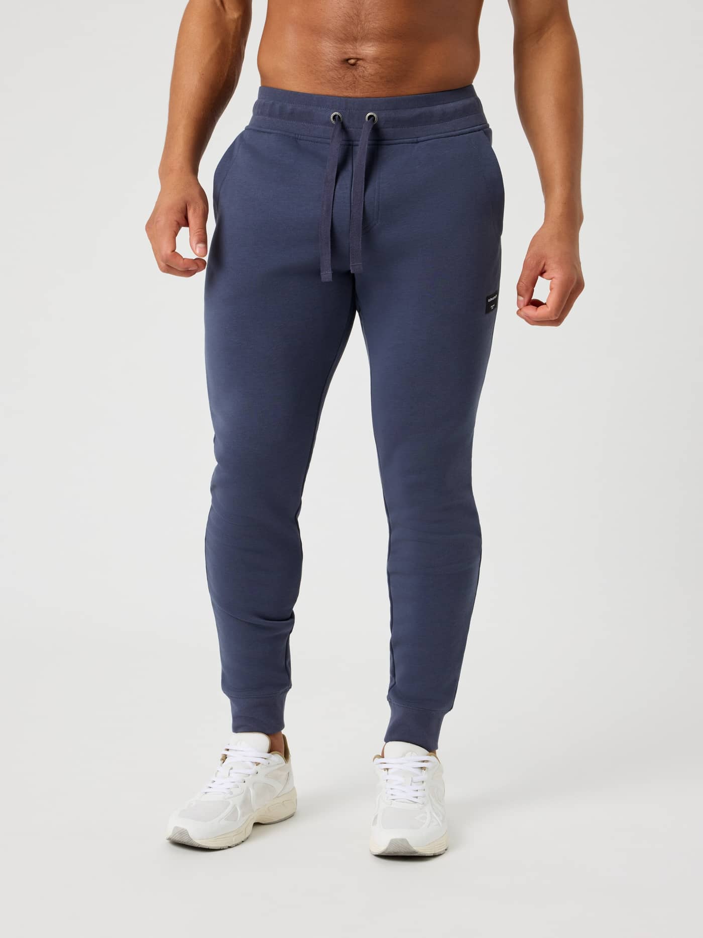 Frontvy av en man i Björn Borg Centre Tapered Sweatpants i Odyssey Gray (Blå) med avsmalnande passform och logotyp. - Image 1