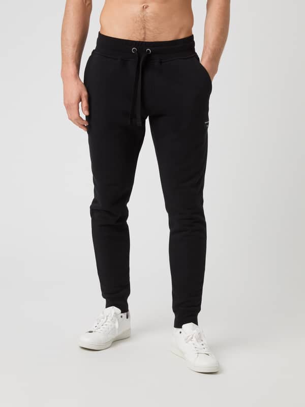 Vue de face d'un mannequin portant le Centre Tapered Sweatpants en Black Beauty (Noir), alliant style et fonction.