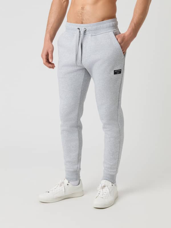 Vue de face du Centre Tapered Sweatpants en Light Grey Melange (Gris), coupe fuselée alliant style et confort.