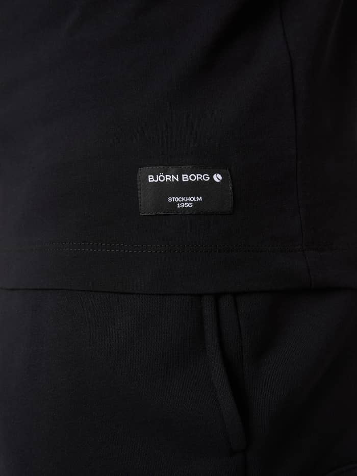 Close-up van het geweven Björn Borg Stockholm 1956-label op de zoom van het Centre T-Shirt in Black Beauty (Zwart). - Image 5