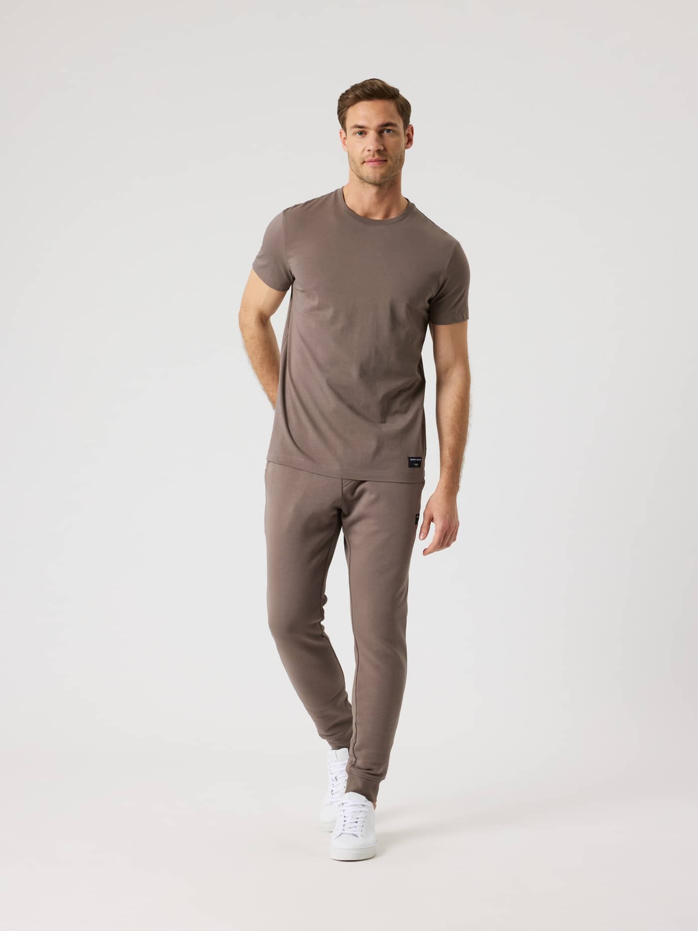 Centre T-Shirt i Falcon (Brun) i 100% bomuld set forfra på mand med joggers til en stilfuld og funktionel hverdag. - Image 3