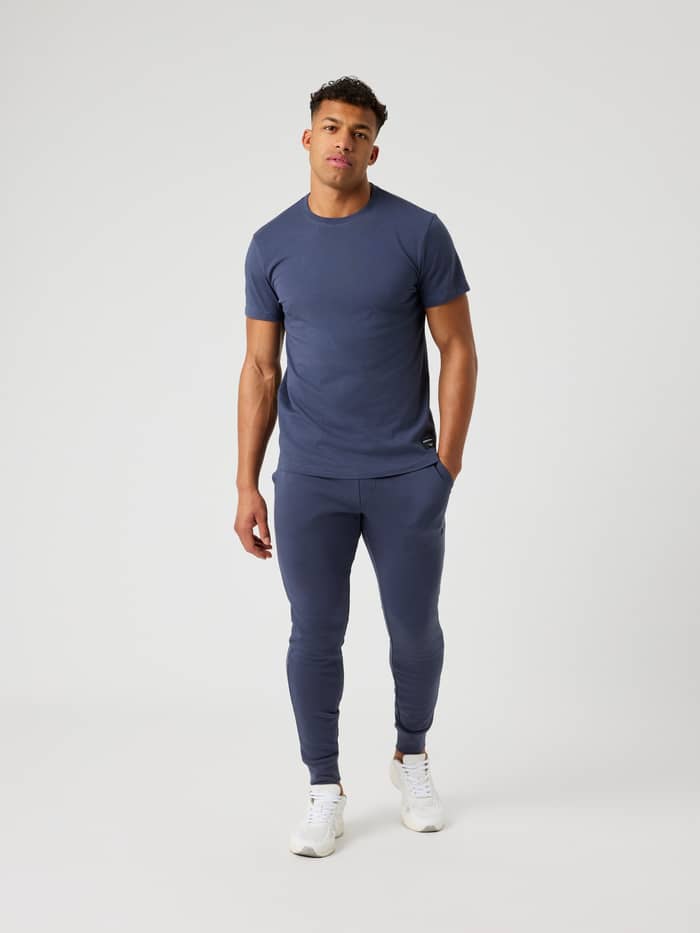 Centre T-Shirt i Odyssey Gray (Grå) set forfra i fuld figur, en essentiel bomulds-T-shirt med almindelig pasform.