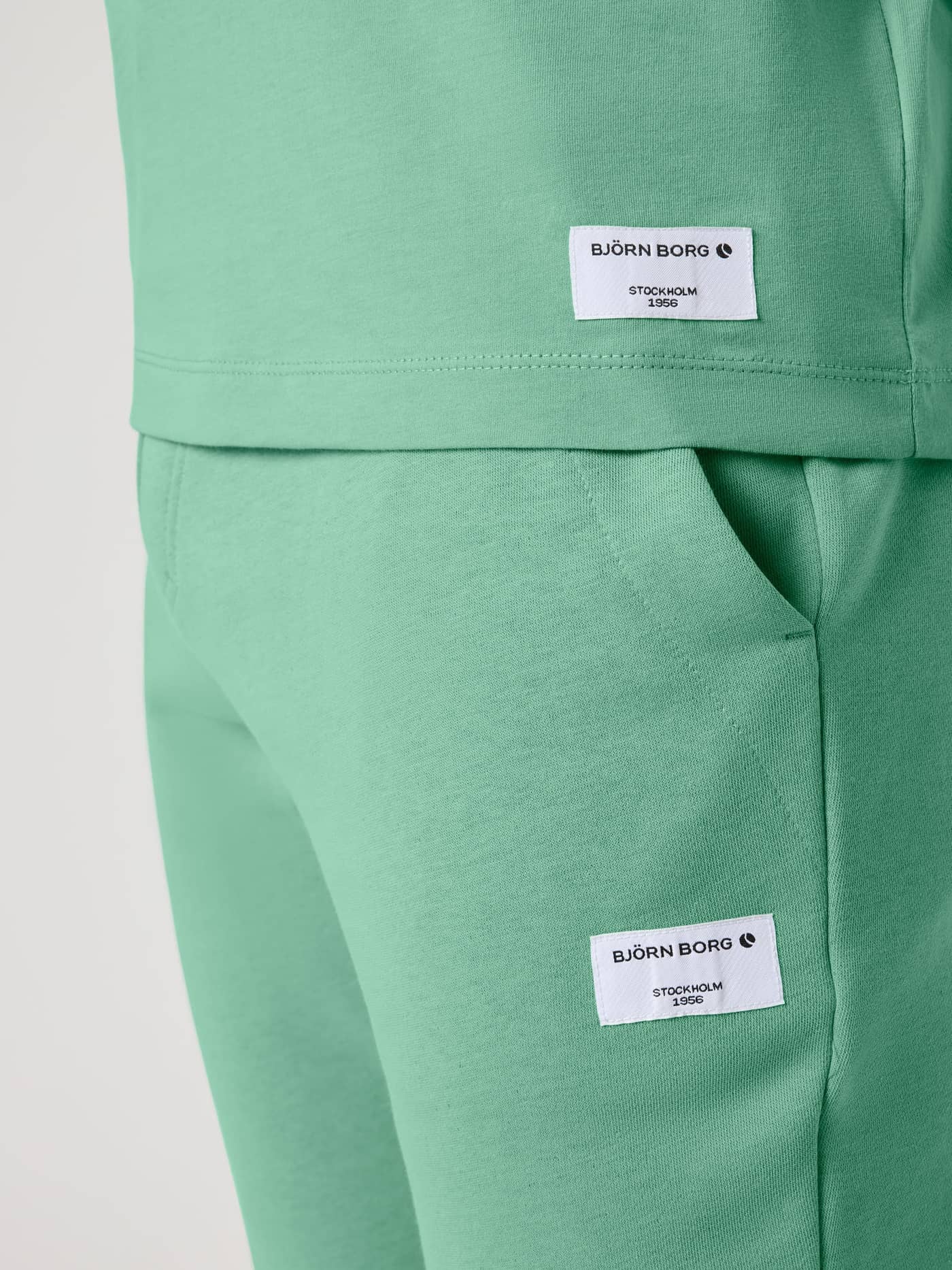 Centre T-Shirt i Malachite Green (Grøn) set i nærbillede i bomuld med hvide signatur-logomærkater. - Image 4