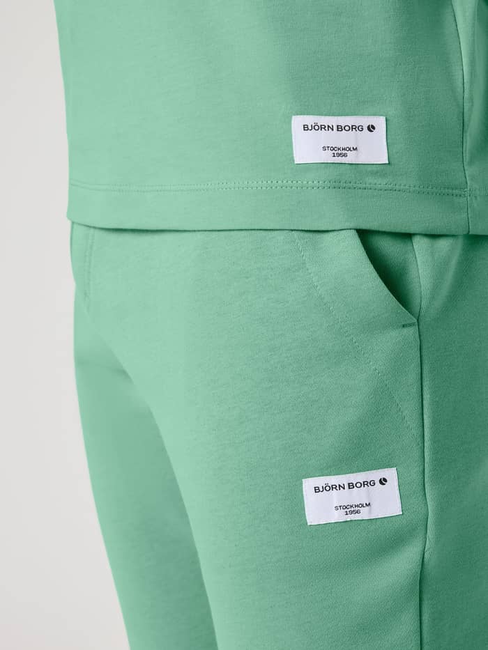 Nahaufnahme des Björn Borg Centre T-Shirt in Malachite Green (Grün) aus Baumwolle mit weißen Logo-Labels. - Image 4